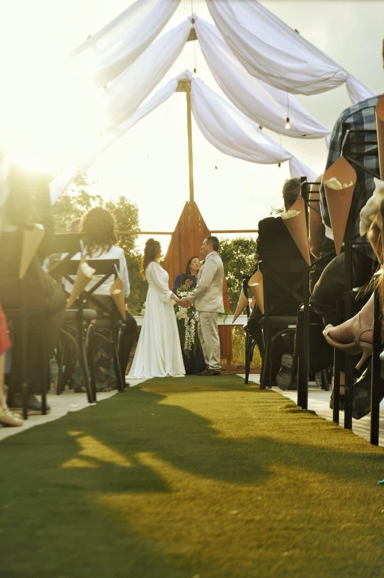 Casal em luz dourada
